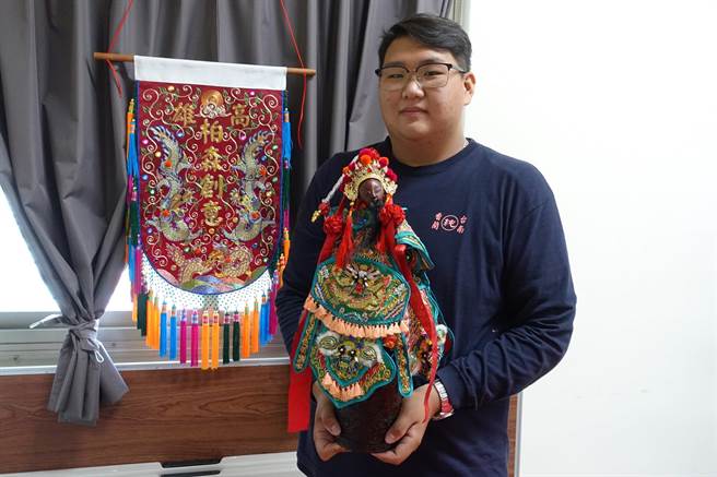 树德科大行销管理系三年级学生邱景煌爱刺绣，为神明换衣服乐在其中。（树德科大提供／林瑞益高雄传真）