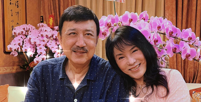 余祥铨晒出全家人为李亚萍提前庆祝生日的照片。（图／余祥铨Ken脸书）