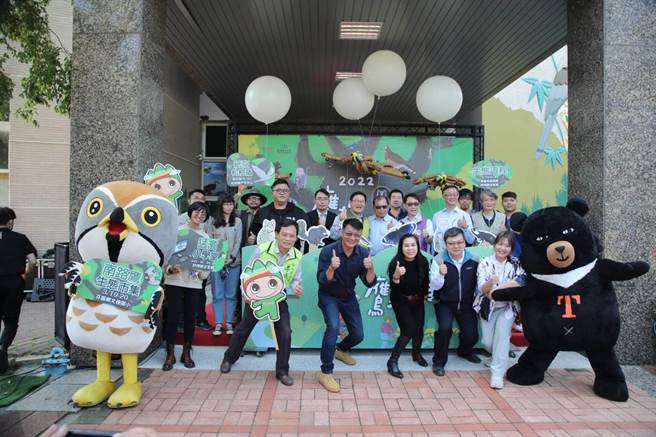 迈入第29年的鹰扬八卦活动，周末两天将在芬园文德国小登场，并同步安排专业导览解说生态老师在八卦山赏鹰平台、横山赏鹰平台两处，带领大家追寻灰面鵟鹰身影。（谢琼云摄）