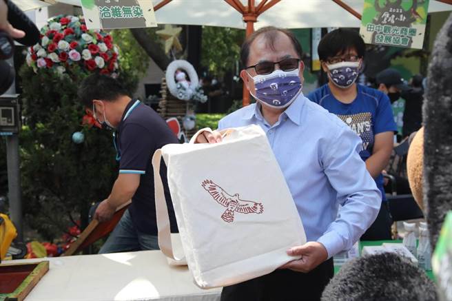 参山国家风管处长曹忠猷欢迎大家把握周末好天气上山赏鹰，同时参加在地农村小旅行特色游程，感受八卦山旅游魅力。（谢琼云摄）