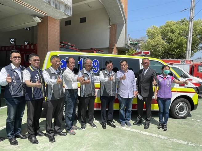 企業捐贈桃園消防救護車提升救援能量。(呂筱蟬攝)