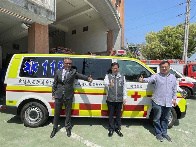 企業捐贈桃園消防救護車提升救援能量。(呂筱蟬攝)