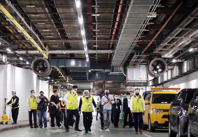 航警局15日宣布侦破桃机电缆窃案，2名工程人员企图使用电动油压剪，窃取二航厦中央车道（见图）上方的高压电缆变卖。（范扬光摄）