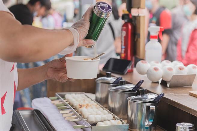 无塑胶淋膜纸餐具助减塑，友善环境。（李柏澔摄）