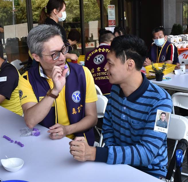 真言国际同济会会长陈英宗（左）15日和身障青年阿廷互动。（林瑞益摄）