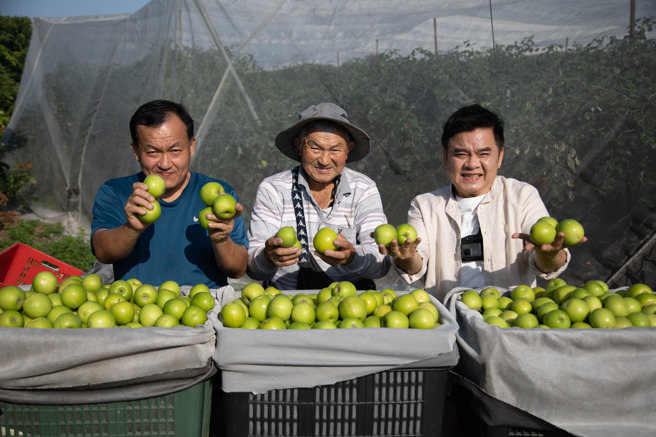 庄瑞雄下乡向农民请益，以实际行动力挺在地农民，了解农民种植的辛苦。(戴志扬翻摄)