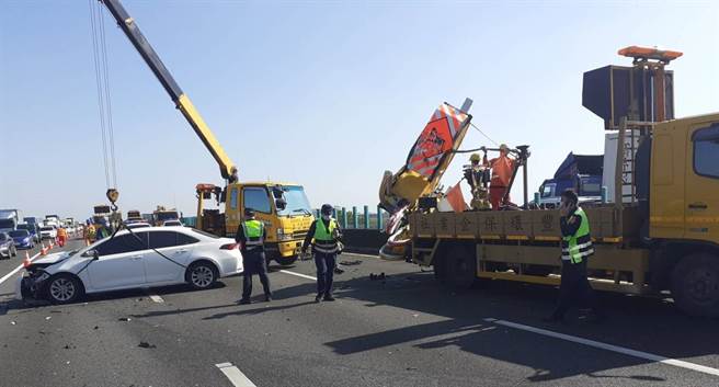 2022年3月10日國道1號南向297.6公里撞擊工程車輛事故(高公局提供)