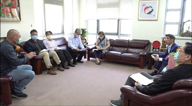 宜蘭市長江聰淵積極爭取111學年度宜蘭縣幼教專班的開設，今日（15日）再次前往花蓮東華大學拜會趙涵捷校長，感謝校方對去年首度招生的宜蘭縣幼教專班，代替宜蘭縣幼教伙伴向東華大學表達謝意。（宜蘭市公所提供／吳佩蓉宜蘭傳真)