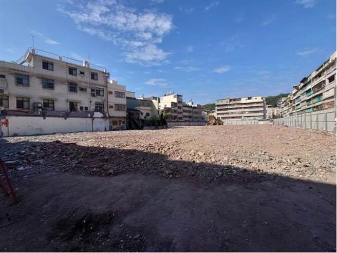 高雄市政府在去年12月22日起推动强制拆除仁爱河滨商城作业，已于今年3月9日全数拆除完竣。（高雄市政府提供／林瑞益高雄传真）