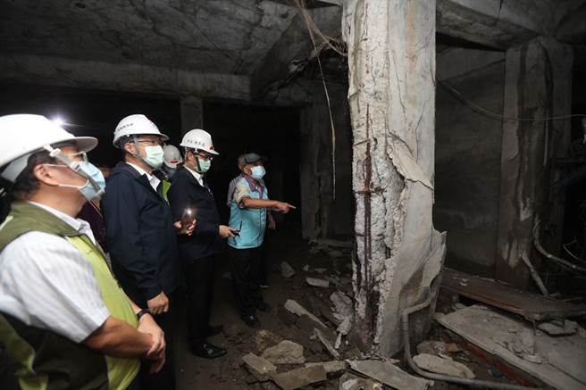 高雄市长陈其迈（右二）在去年底视察鼓山区仁爱河滨商城。（高雄市政府提供／林瑞益高雄传真）