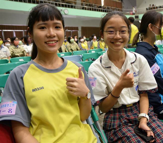 今年屏东县国中技艺竞赛新增医护职群，冠军为东港高中国中部李佳纯（左），季军则是车城国中的廖涓蓉（右），2人都对白衣天使满怀憧憬。（谢佳潾摄）