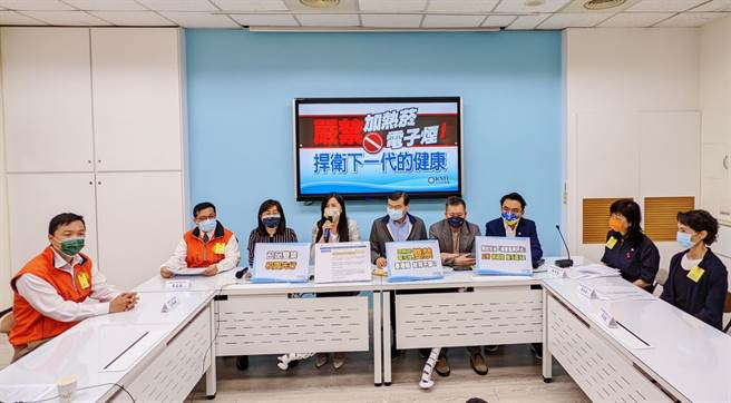 立法院国民党团总召曾铭宗委员(中)、书记长万美玲委员(左四)、副书记长洪孟楷委员(右三)、卫环委员会召委林为洲(右四)、教育委员会林奕华委员(左三)接受「台湾拒菸联盟」陈情，允诺协助提案修法禁止新型菸品。（董氏基金会提供）