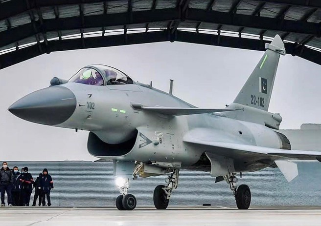 巴基斯坦空军日前在卡姆拉举行首批6架中国制歼-10CE战斗机接装仪式，对它将来接战印度飙风战机寄予厚望。（图／推特@evazhengll）