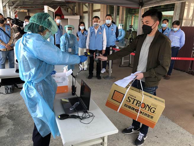 兩岸「小三通」客運航線因新冠肺炎疫情已停航逾2年，金門縣府今天下午在水頭碼頭進行復航演練。（李金生攝）