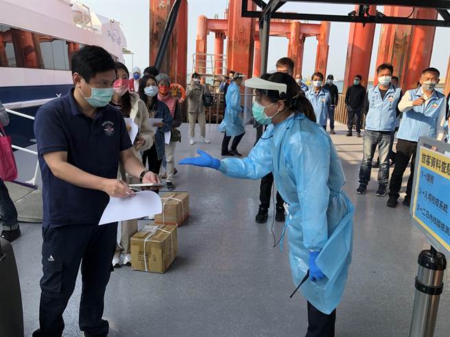 兩岸「小三通」客運航線因新冠肺炎疫情已停航逾2年，縣府復航演練讓水頭碼頭再現旅客人潮。（李金生攝）