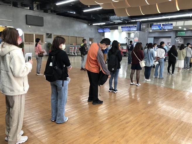 兩岸「小三通」客運航線因新冠肺炎疫情已停航逾2年，縣府復航演練讓水頭碼頭再現旅客人潮。（李金生攝）