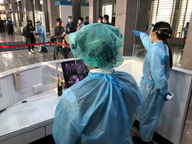 金門水頭碼頭演練「小三通」復航，防疫作業是重點項目。（李金生攝）