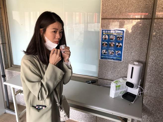 金門水頭碼頭演練「小三通」復航，防疫作業是重點項目。圖為旅客唾液檢查。（李金生攝）