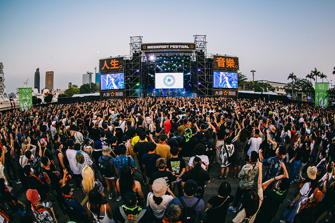 《大港開唱》每年3月於高雄舉辦，結合獨特的海港地景與人文特色，是全台規模最大的指標性音樂祭之一。(圖片提供/大港開唱 攝影/Handerson Yau)