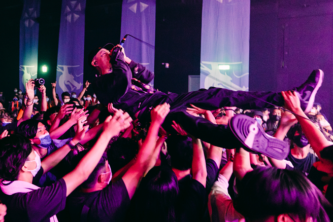 搖滾、龐克、流行、電音和嘻哈等眾多樂風匯集高雄大港，串連10個大小舞台區同步搖擺，吸引無數樂迷慕名朝聖。(圖片提供/大港開唱 攝影/Handerson Yau)