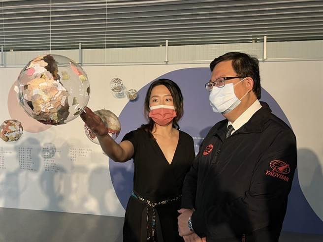 藝術家謝芝萱的作品「浮島」，該作品有許多球型裝置，非常受到孩童及家長們喜愛。（陳夢茹攝）