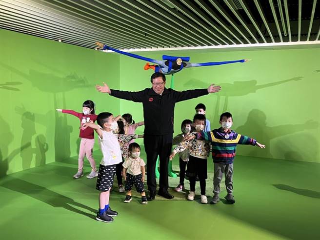 2022桃園兒童藝術節以「擁抱世界的勇氣」為主題，桃園市兒童美術館打頭陣推出開館至今規模最大的特展「夢不落－我的飛行夢想」。（陳夢茹攝）