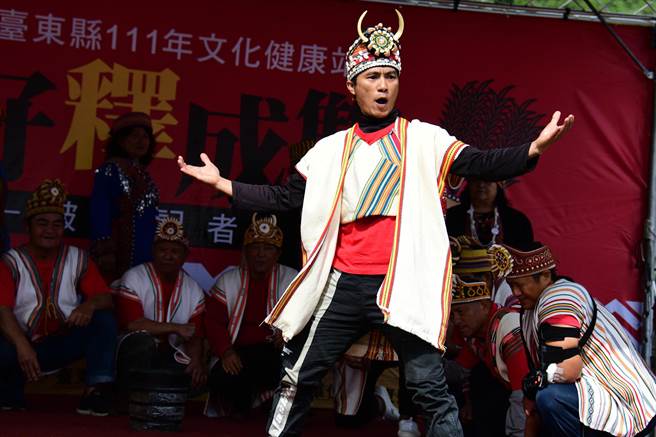 布农族返乡青年余光华以突出的肢体动作表演「报战功」，展现舞台魅力。（庄哲权摄）
