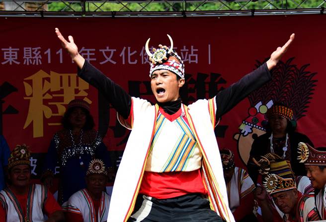 布农族返乡青年余光华以突出的肢体动作表演「报战功」，展现舞台魅力。（庄哲权摄）