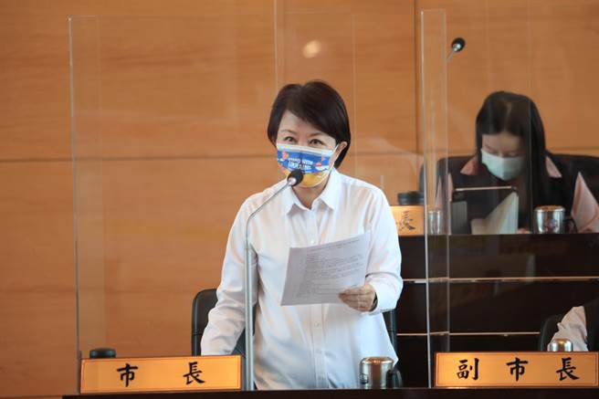 台中市长卢秀燕15日表示，台中市举债金额由2015年至2018年平均每年216亿元，下降至2022年96亿元，中止债务急遽恶化现象。（卢金足摄）