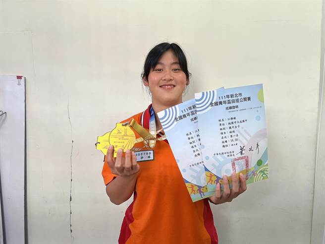 桃园市八德区大成国中3年级学生江静缘，于新北市青年杯全国田径公开赛中，在铅球、铁饼2项目夺得金牌。（陈梦茹摄）
