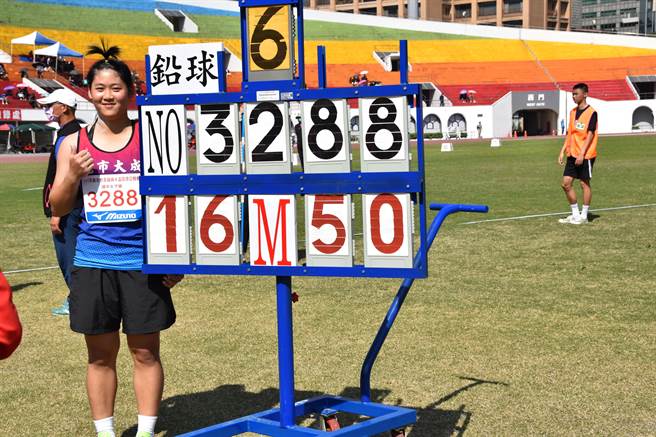 桃园市八德区大成国中3年级学生江静缘，参加新北市青年杯全国田径公开赛，铅球成绩16.50公尺，破大会纪录拿下金牌。（大成国中提供／陈梦茹桃园传真）