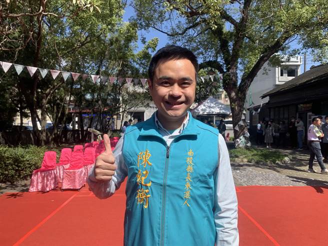 集集镇长陈纪衡将两届任满，宣告「镇长选县长」。（廖志晃摄）