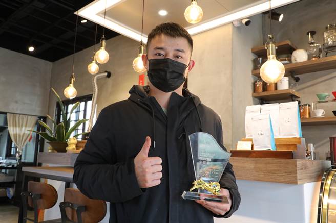 今年27岁的苏彦璋种植艺伎咖啡，首次参加评鑑就获得金质奖。（张亦惠摄）