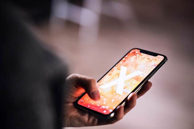 苹果iPhone终于推出口罩解锁新功能，不过有一类人更新后发现无法使用，崩溃直呼「被放生」。(示意图/达志影像)