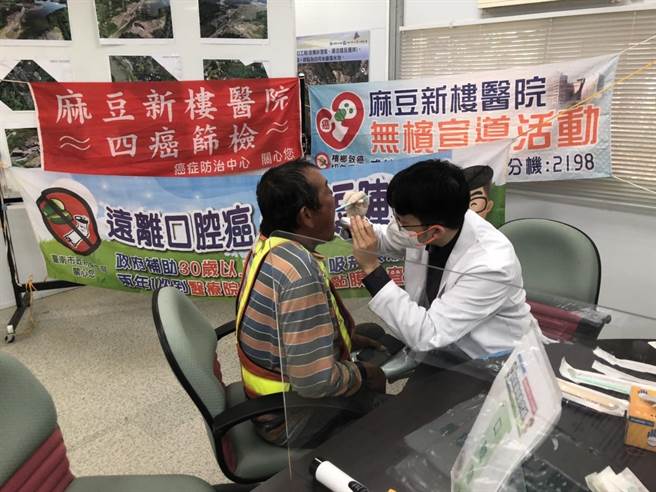 台南市麻豆新楼医院至营造公司工地进行免费口腔黏膜检查。（麻豆新楼医院提供／刘秀芬台南传真）