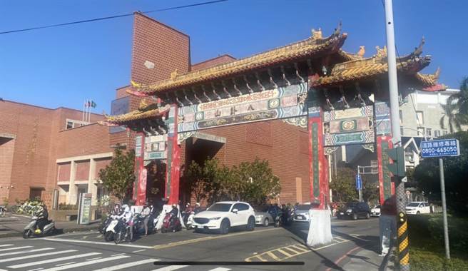 已23年未做修缮、粉刷的八卦山牌楼，外观十分斑驳，但黑松汽水标志仍清晰可见。（谢琼云摄）