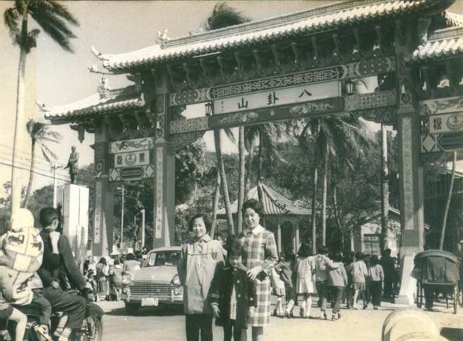 八卦山牌楼1961年5月竣工启用，已有近一甲子的岁月，当年汽、机车道的宽度，还专程找来牛车与公车通过来回丈量后，最终才决定车道宽度，方会汽机车往来会车通行；由民眾收藏的老照片可见，当时多数人仍以步行和人力黄包车为主。（民眾提供／谢琼云彰化传真）