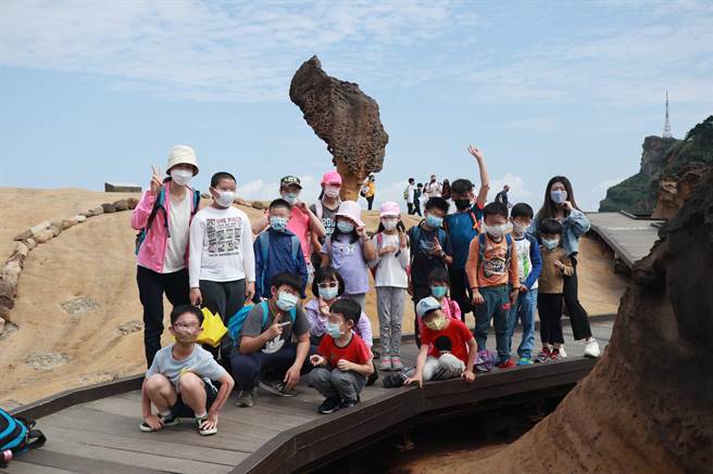 金山财神庙慈善会赞助10校特教生参访野柳地质公园及海洋世界。（新北市教育局提供）