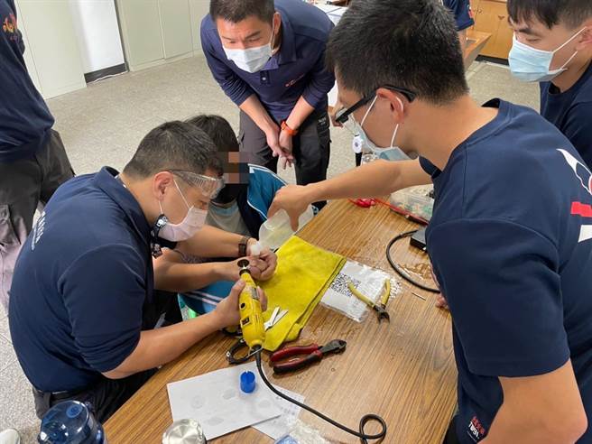 金城消防分隊人員協助國中生生脫除卡戒。（金門縣消防局提供）