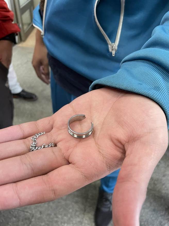 6名消防人員運用各種破壞器材，約30分鐘終於順利將鋼戒刻磨、切割、剪斷後移除，解除一場卡指危機。（金門縣消防局提供）