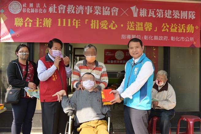彰化市社会救济事业协会每年3月关怀慰问弱势家户，15日起由理事长赖东明（左二）、常务理事郭进安（右）发给弱势家庭每户2000元关怀金。（谢琼云摄）