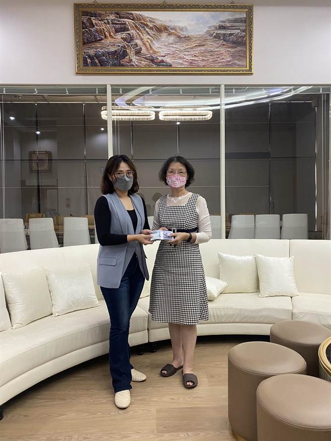 维瓦第建筑团队连续2年响应协会公益活动，今年由总经理郭家绫亲自捐赠14万元给协会，协会常务监事叶惠美代表受赠。（协会提供／谢琼云彰化传真）