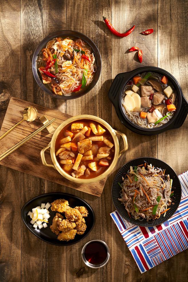 今年全联美味堂与韩国名店「韩鹤亭」联名，推出5款风味佳的韩国料理，只要覆热就能享用。（全联提供）