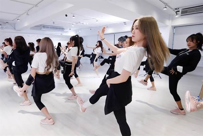 2022 Rakuten Girls 昨日举办媒体见面会，备战2022球季，22位乐天女孩与6位练习生埋头苦练舞步。（陈怡诚摄）