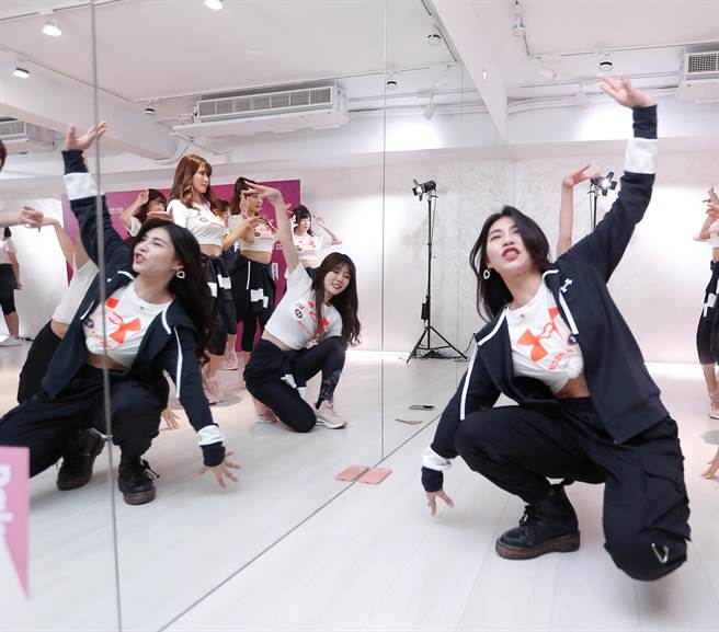 2022 Rakuten Girls 昨日举办媒体见面会，备战2022球季，教练示范全新的舞步。（陈怡诚摄）