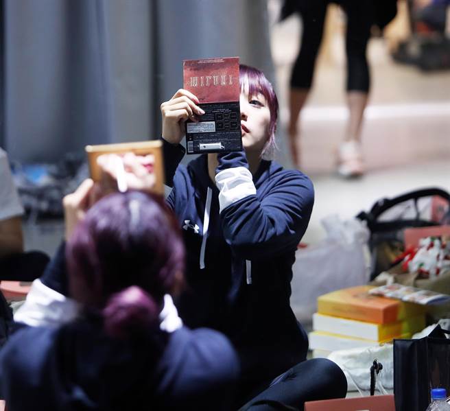 2022 Rakuten Girls 昨日举办媒体见面会，见面会活动前，乐天女孩阿布（见图）专注化妆。（陈怡诚摄）