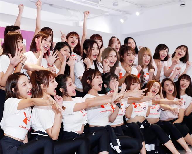 2022 Rakuten Girls春训于11日展开，昨日举办媒体见面会，22位成员加上6位练习生全部现身，啦啦队气势强大！（陈怡诚摄）