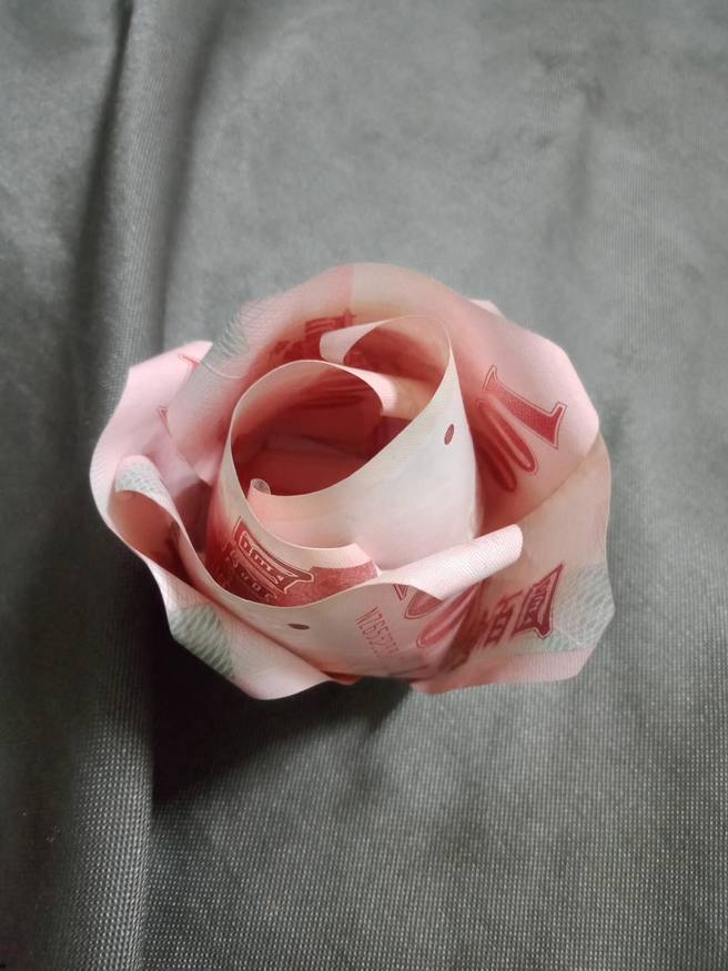 网友PO出自己折的「钞票玫瑰」，觉得怎么看怎么奇怪。(图/截自脸书爆料公社)