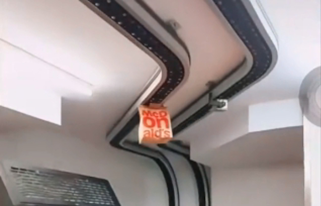 麥當勞廚房天花板上有條輸送帶，可以帶著打包好的餐點運送到樓下。（圖／截自TikTok用戶＠kkhdmc）