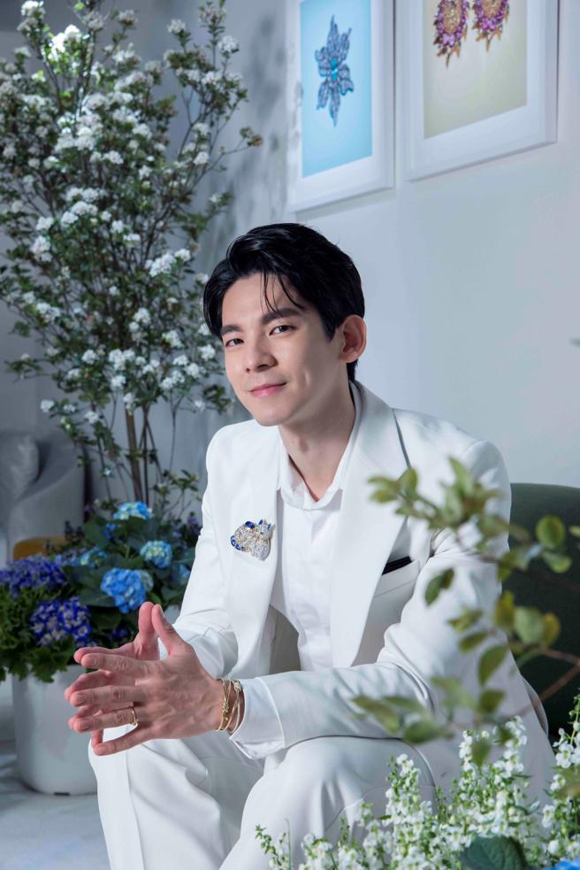 林柏宏担任Tiffany珠宝导览员，最爱Tiffany「石上鸟」胸针。（Tiffany & Co.提供）